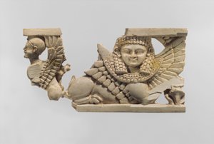 ओपनवर्क फर्नीचर पट्टिका दो स्फिंक्स के साथ, c.800 ईसा पूर्व (हाथी दांत, सोने की पन्नी)
